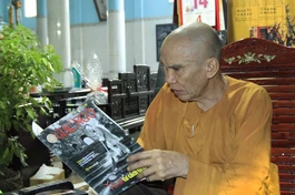 Hòa thượng Thích Thanh Sơn giữ thói quen đọc Báo Giác Ngộ mỗi kỳ - Ảnh: Vũ Giang/BGN